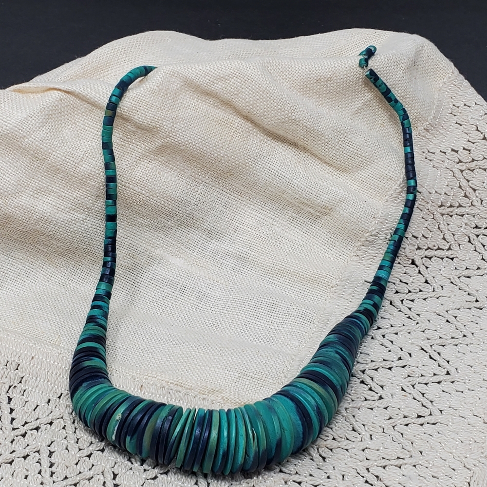 Vintage Wooden Green gradual beaded necklace in Great condition